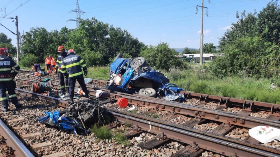  Tragedie cumplită la Bacău: 4 morți, printre care doi copii, după ce un tren a intrat în mașina în care se aflau