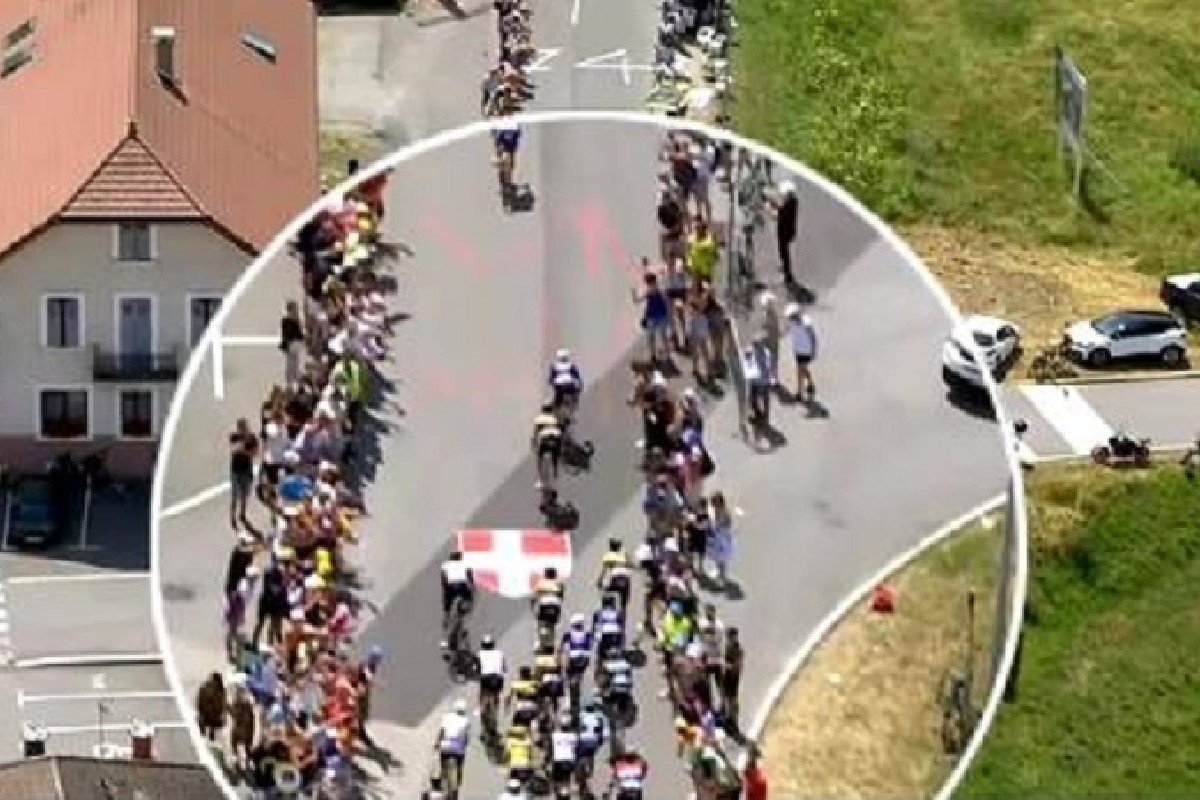 VIDEO Accident cu 20 de bicicliști la Turul Franței din cauza unui spectator care a vrut să-și facă un selfie