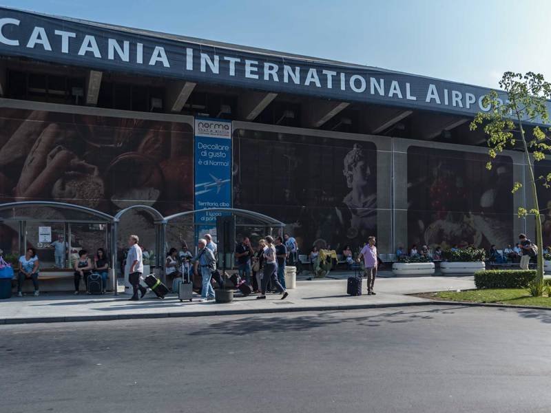  Incendiu pe aeroportul Catania din Italia. Zborurile, anulate până miercuri