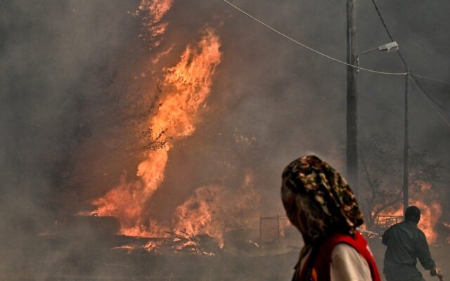  Un român suspectat că a provocat un incendiu la Kouvaras, în Grecia, a fost eliberat din lipsă de probe