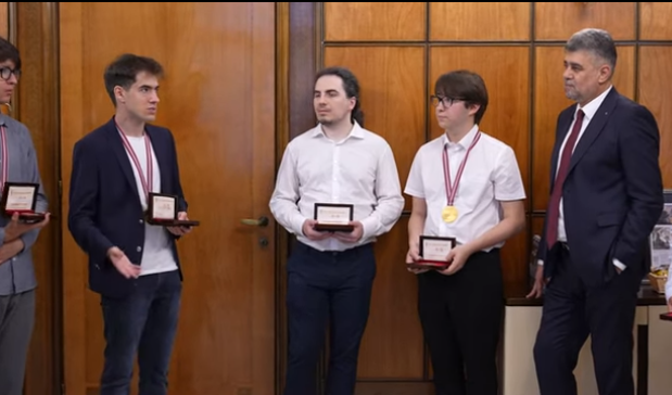  VIDEO Ciolacu, cu mâna în buzunar, i-a primit pe elevii olimpici la Fizică și Matematică în biroul său