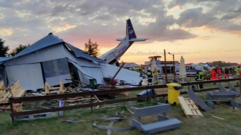  VIDEO Un avion s-a prăbușit peste un hangar în care se refugiaseră 13 persoane din cauza unei furtuni. Cinci oameni au murit