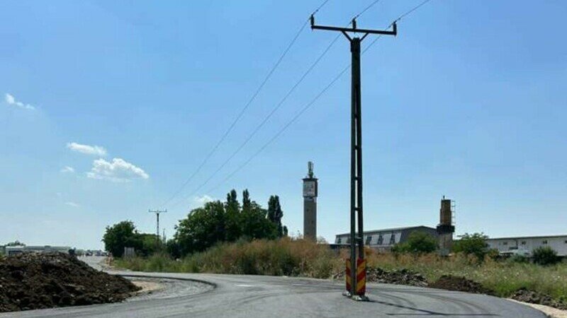  La români ca la nimenea :) Stâlp lăsat în mijlocul unui drum proaspăt asfaltat