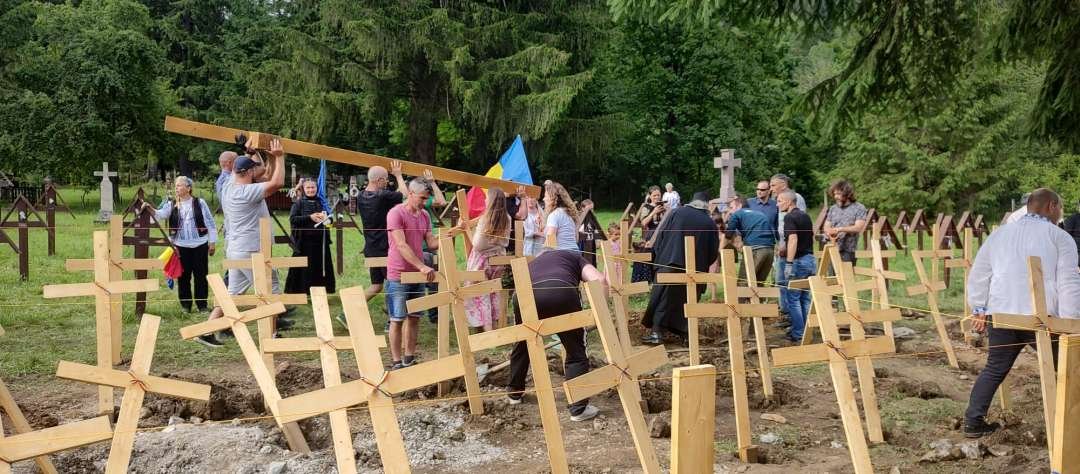  Dosar penal pentru distrugere și profanare de morminte, deschis în cazul crucilor de lemn plasate de extremiști la cimitirul Valea Uzului