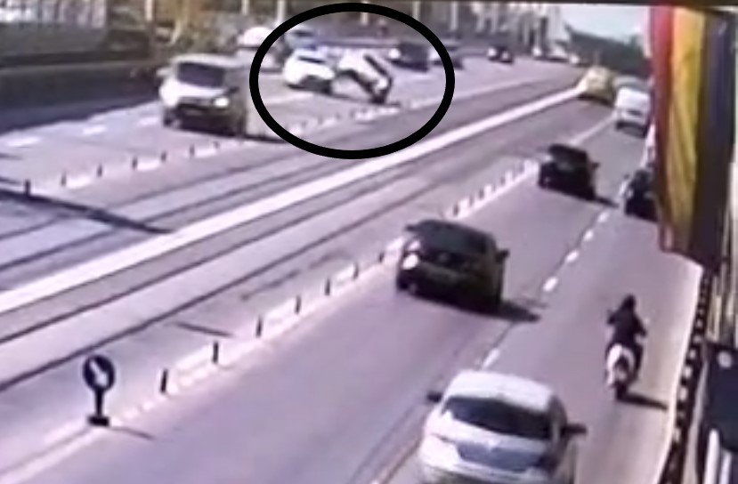  VIDEO: Imagini cu momentul impactului dintre două autoturisme pe pasajul Nicolina