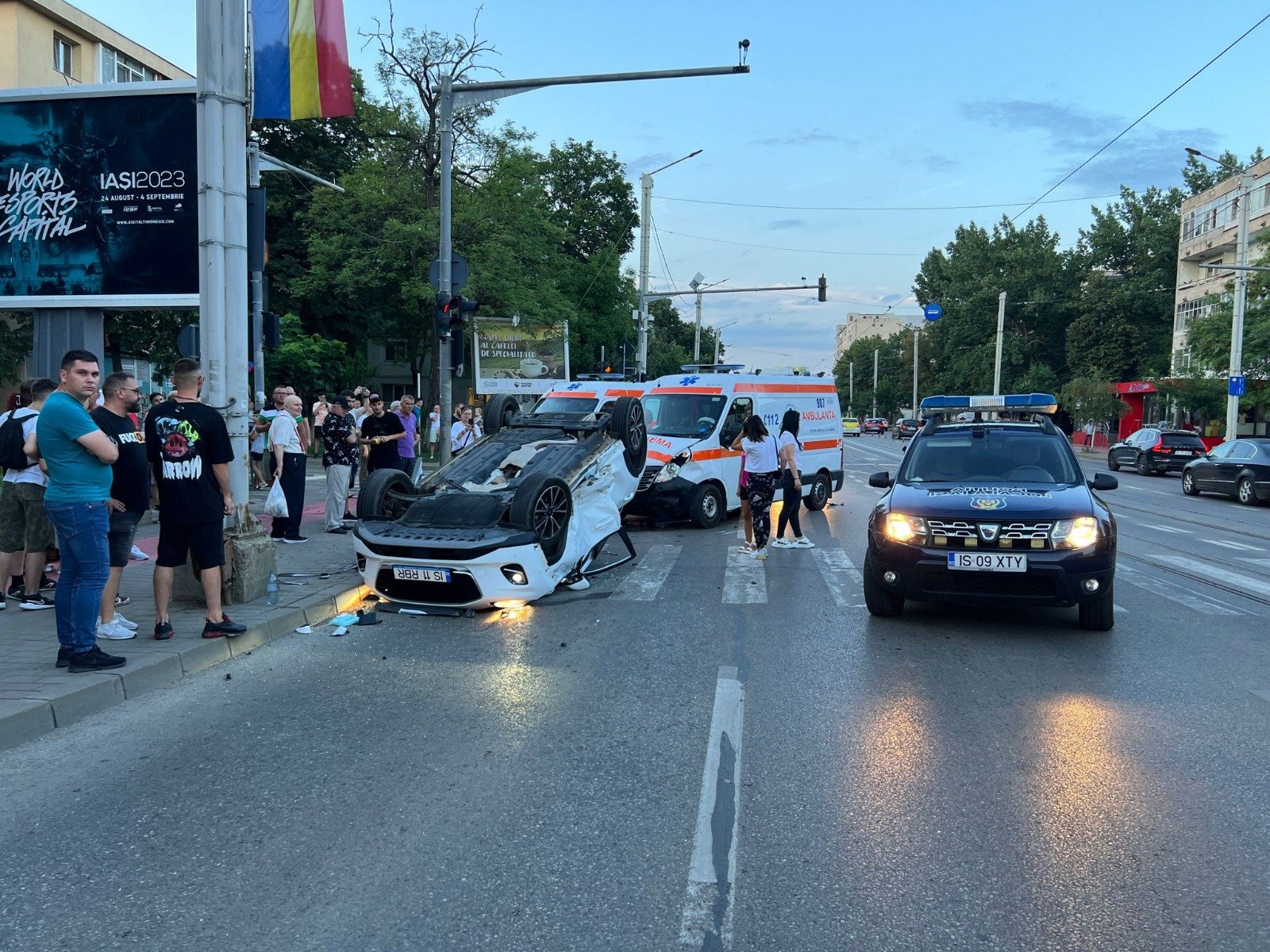  Un autoturism s-a ciocnit de o ambulanță în zona pasajului Nicolina şi s-a răsturnat