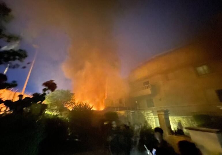  Ambasada Suediei la Bagdad, luată cu asalt şi incendiată din cauza arderii Coranului