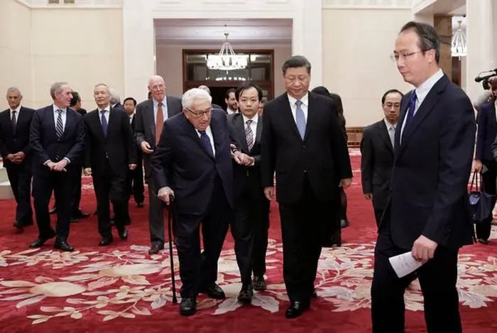  Fostul secretar american de stat Henry Kissinger, în vârstă de 100 de ani, este la Beijing şi a fost primit de Xi Jinping