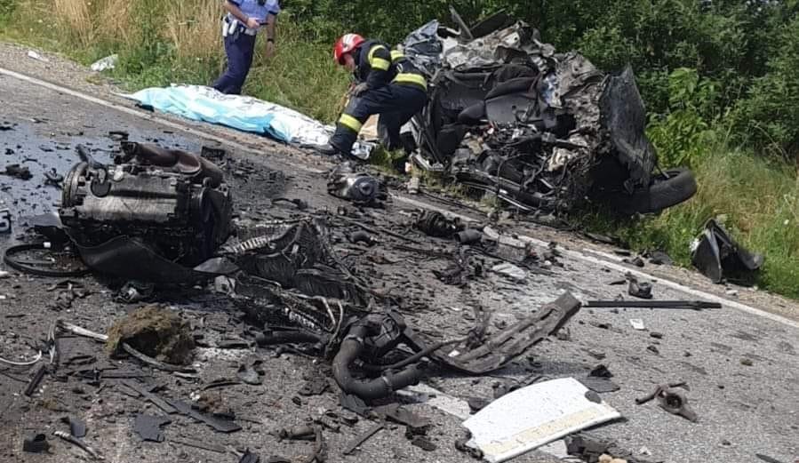  FOTO Atât a rămas dintr-o mașină care s-a izbit de un TIR. Accident mortal în județul Suceava