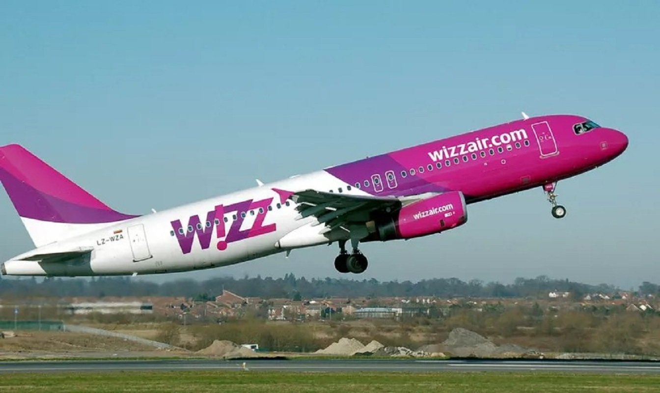  Wizz Air reduce numărul de zboruri din România din luna august. Pasagerii trebuie să își găsească alte curse sau își primesc banii înapoi
