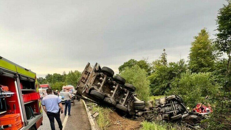  Două persoane au murit şi o a treia este grav rănită, după un accident teribil între un autotren şi un autoturism în Suceava