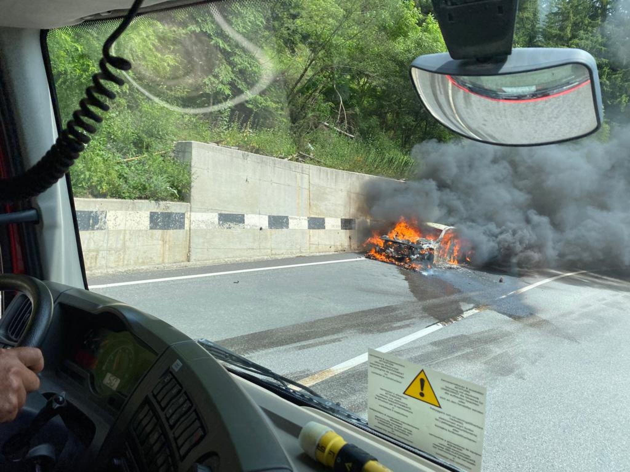  VIDEO O mașină a luat foc în mers. A ars ca o torță