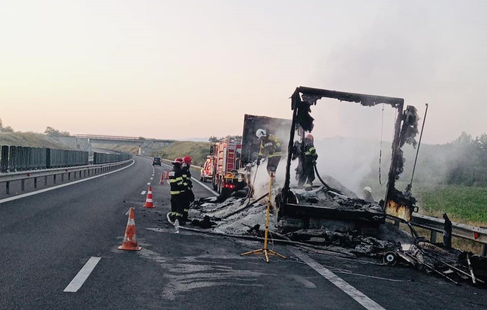  FOTO Un TIR s-a „topit” într-un incendiu puternic, pe autostrada A1, între Timişoara şi Deva. A rămas doar o mână de fiare