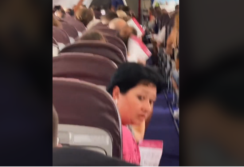  VIDEO Cursă WIzz Air de coșmar. Aproape 200 de oameni s-au sufocat în avion
