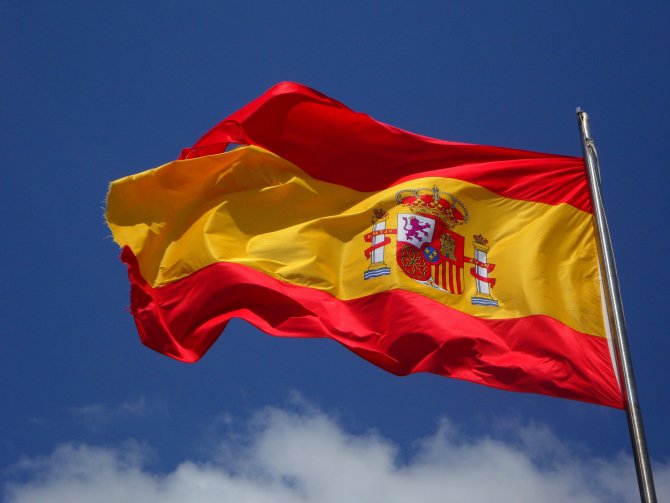  Spaniolii îşi întrerup vacanţa pentru a merge duminică la urne