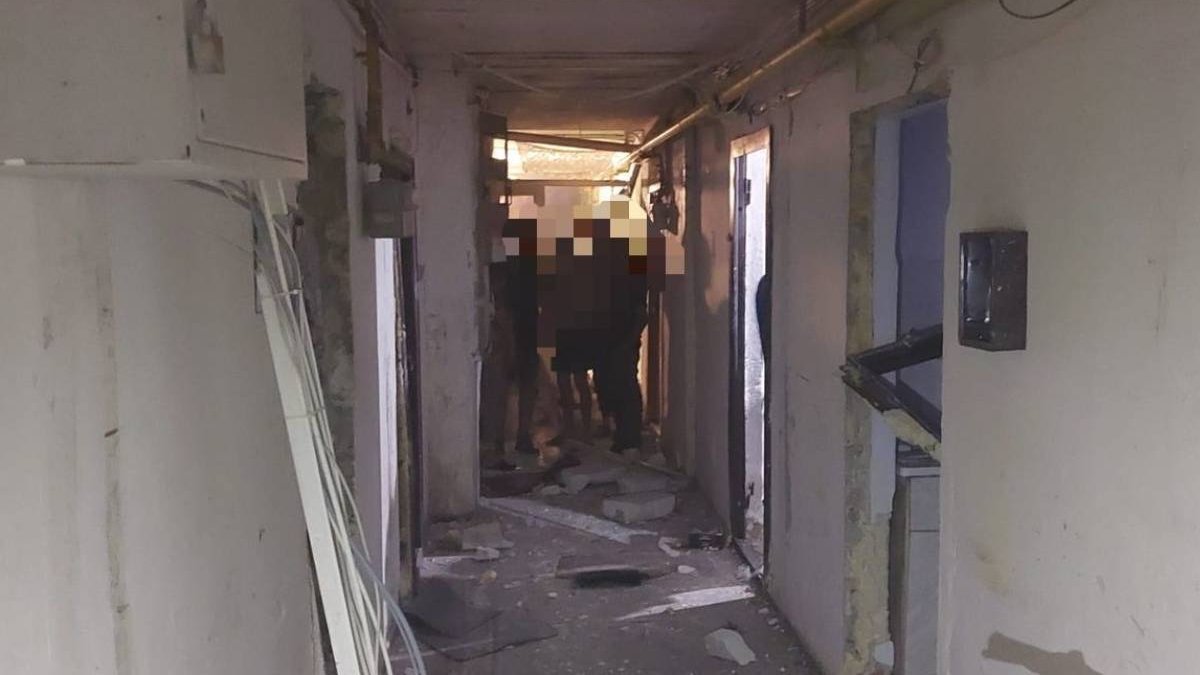  Explozie într-un bloc din Zărneşti: patru persoane au fost duse la spital