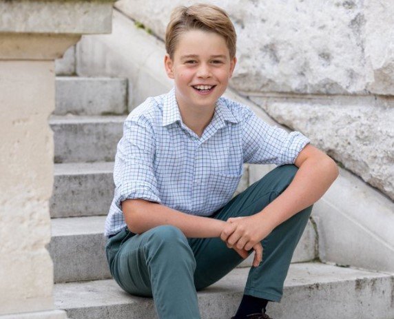  Familia regală britanică a făcut publică o nouă fotografie cu prinţul George, care împlineşte 10 ani