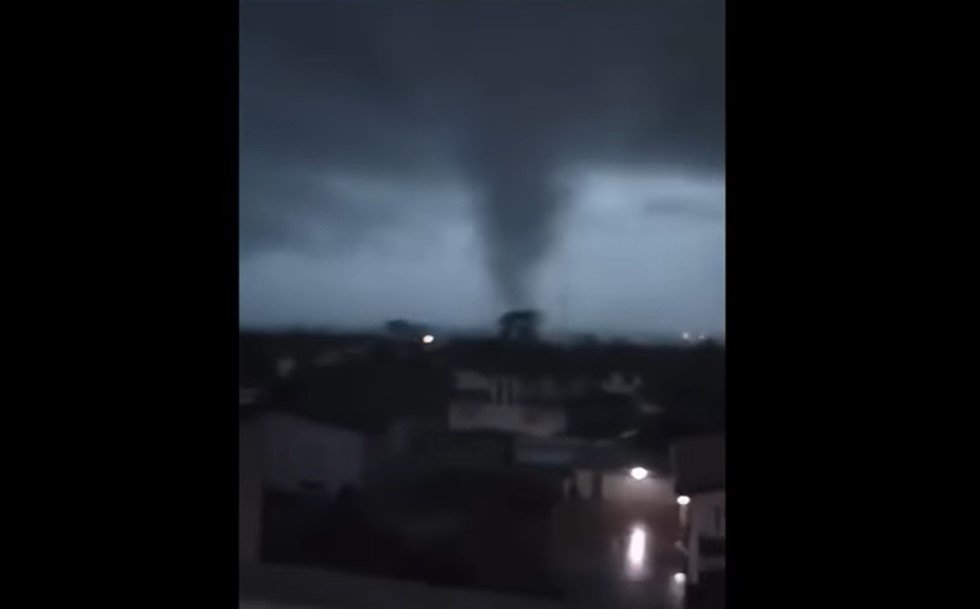  VIDEO: O tornadă a lovit oraşul Milano după o săptămână de caniculă