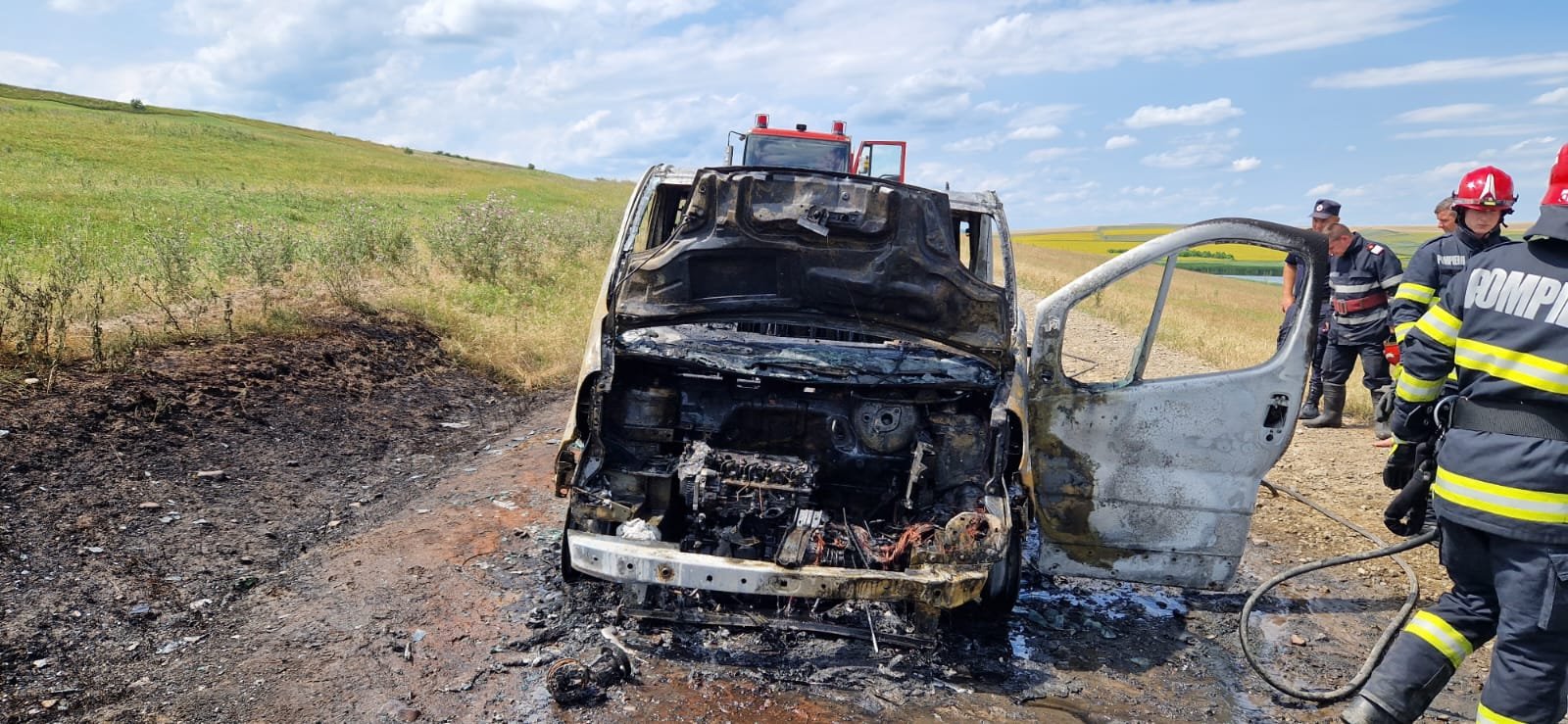  FOTO: O maşină a ars ca o torţă pe raza localităţii Bădeni, comuna Scobinţi