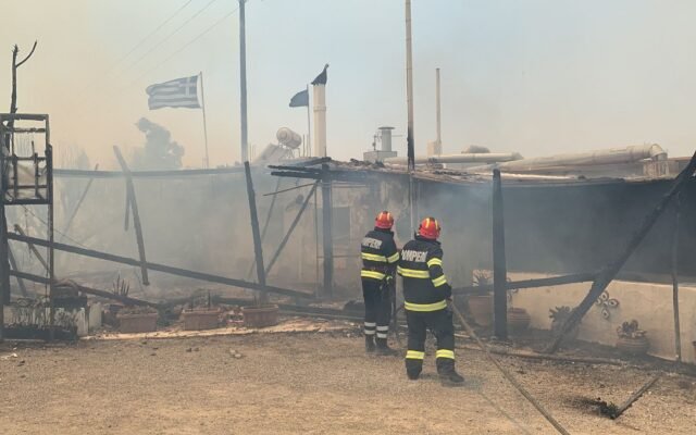  Pompierii români au început intervenţiile în insula Rodos, acţionând pentru stingerea incendiilor