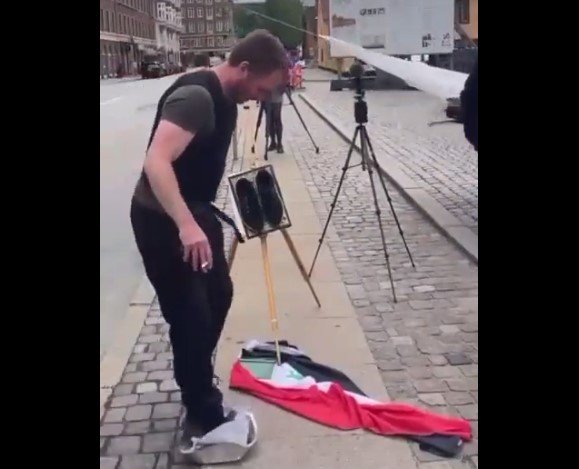  Un protestatar a dat foc Coranului în faţa Ambasadei Irakului din Copenhaga