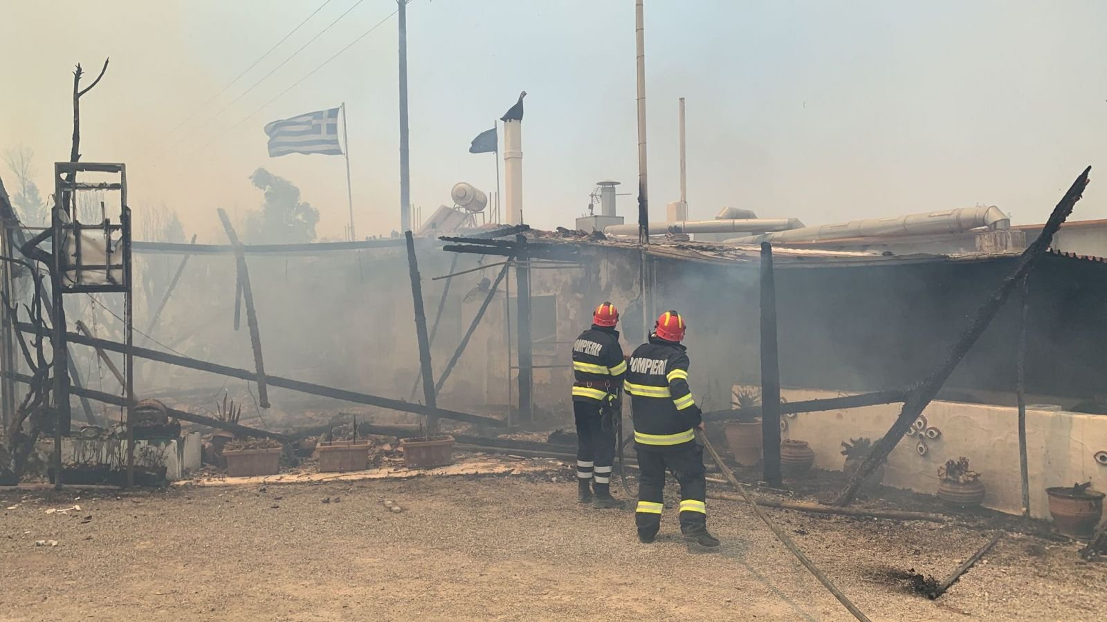  Premierul Mitsotakis mulţumeşte pompierilor români care luptă cu flăcările în Grecia
