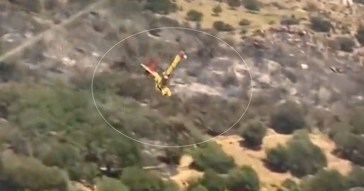  VIDEO: Momentul în care un avion de stingere incendii se prăbuşeşte în sudul Insulei Evia, în Grecia