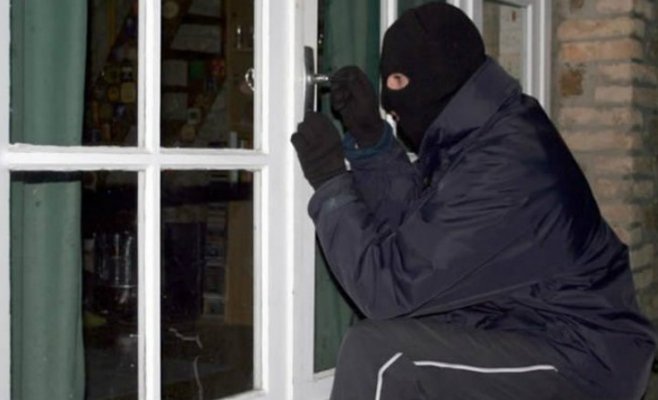  Metoda hoţilor de profesie: cum reuşesc să intre fără chei, să fure ce este de valoare în casă şi să iasă închizând la loc uşile