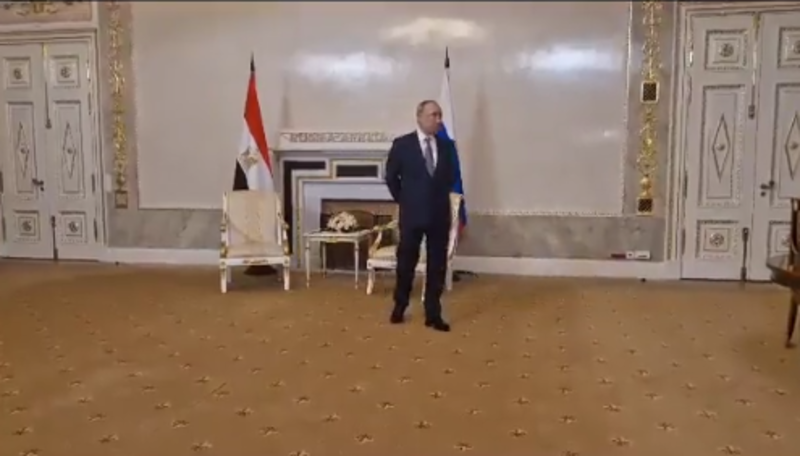  VIDEO Putin, umilit de președintele Egiptului. Dictatorul rus s-a plimbat singur prin cameră și a încercat să-și găsească de lucru