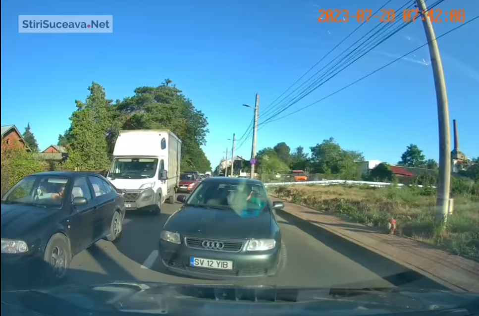  VIDEO Lecția primită de un șofer care a vrut să depășească o coloană de mașini pe contrasens