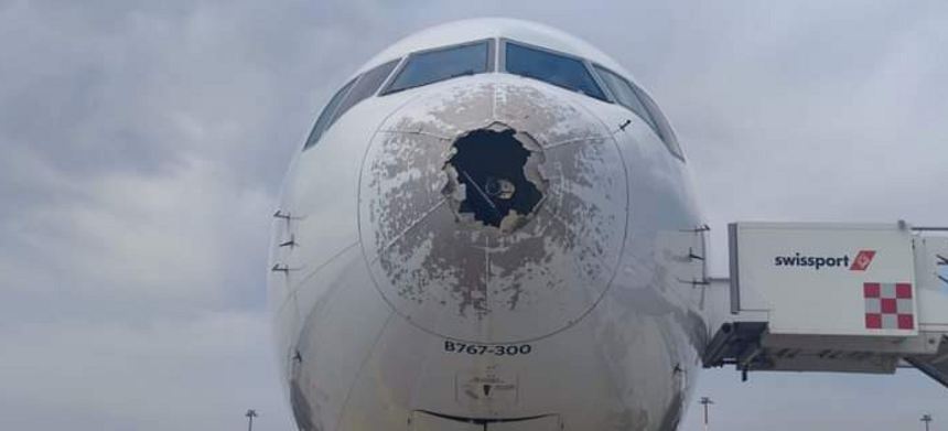  Aproape de tragedie: Un Boeing 767, avariat puternic în zbor de o furtună cu grindină în Italia