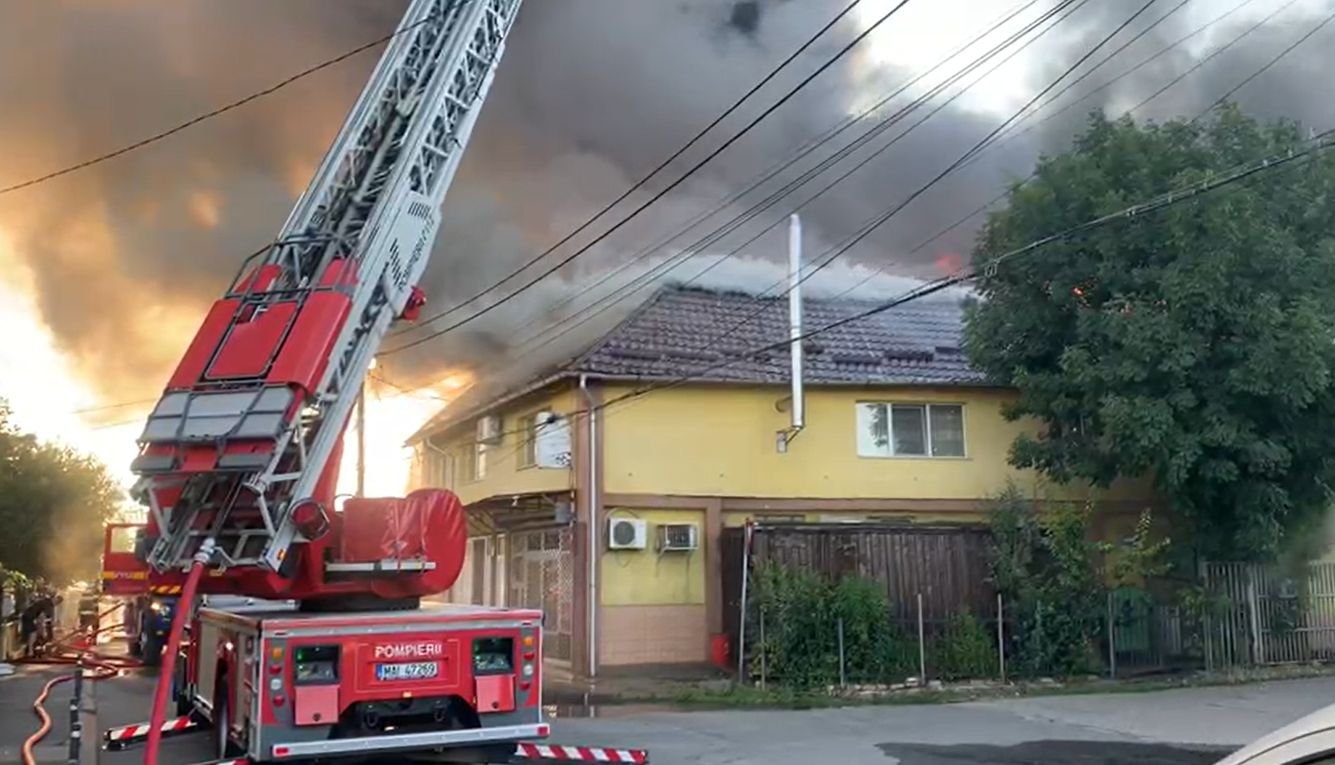  Puternic incendiu la o hală din Cluj-Napoca. Intervin pompieri din cinci judeţe