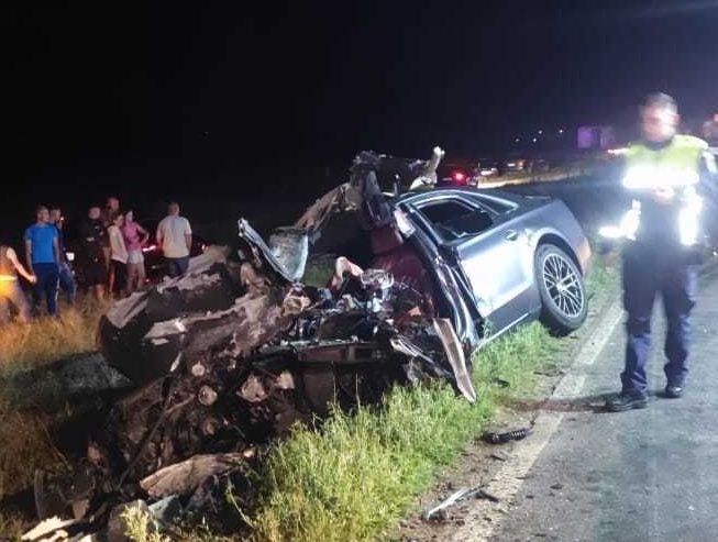  Accident groaznic pe DN2C: O adolescentă şi tatăl ei, morţi după ce maşina în care se aflau s-a ciocnit cu un camion