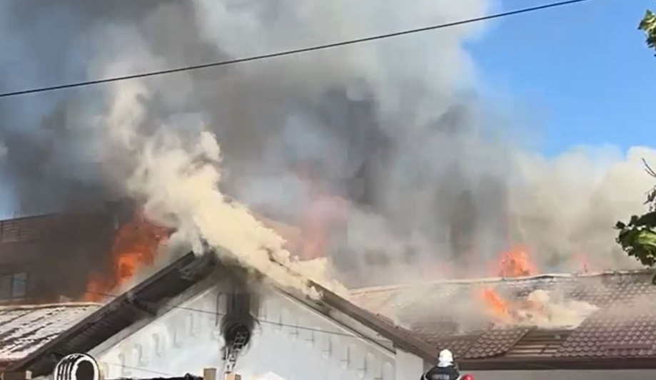  Un restaurant celebru din Pitești a luat foc, cu zeci de oameni înăuntru, de la fotovoltaice