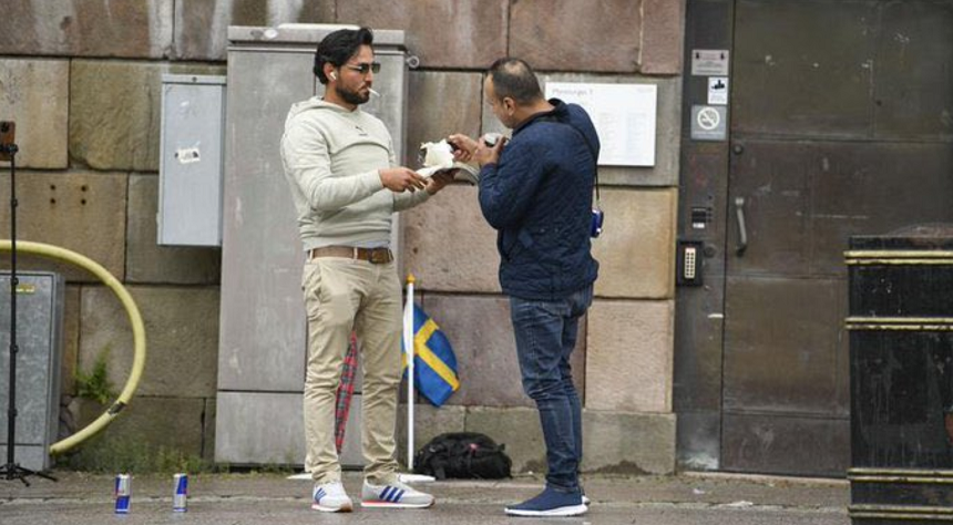  Un exemplar al Coranului, ars la o manifestaţie în faţa Parlamentului Suediei