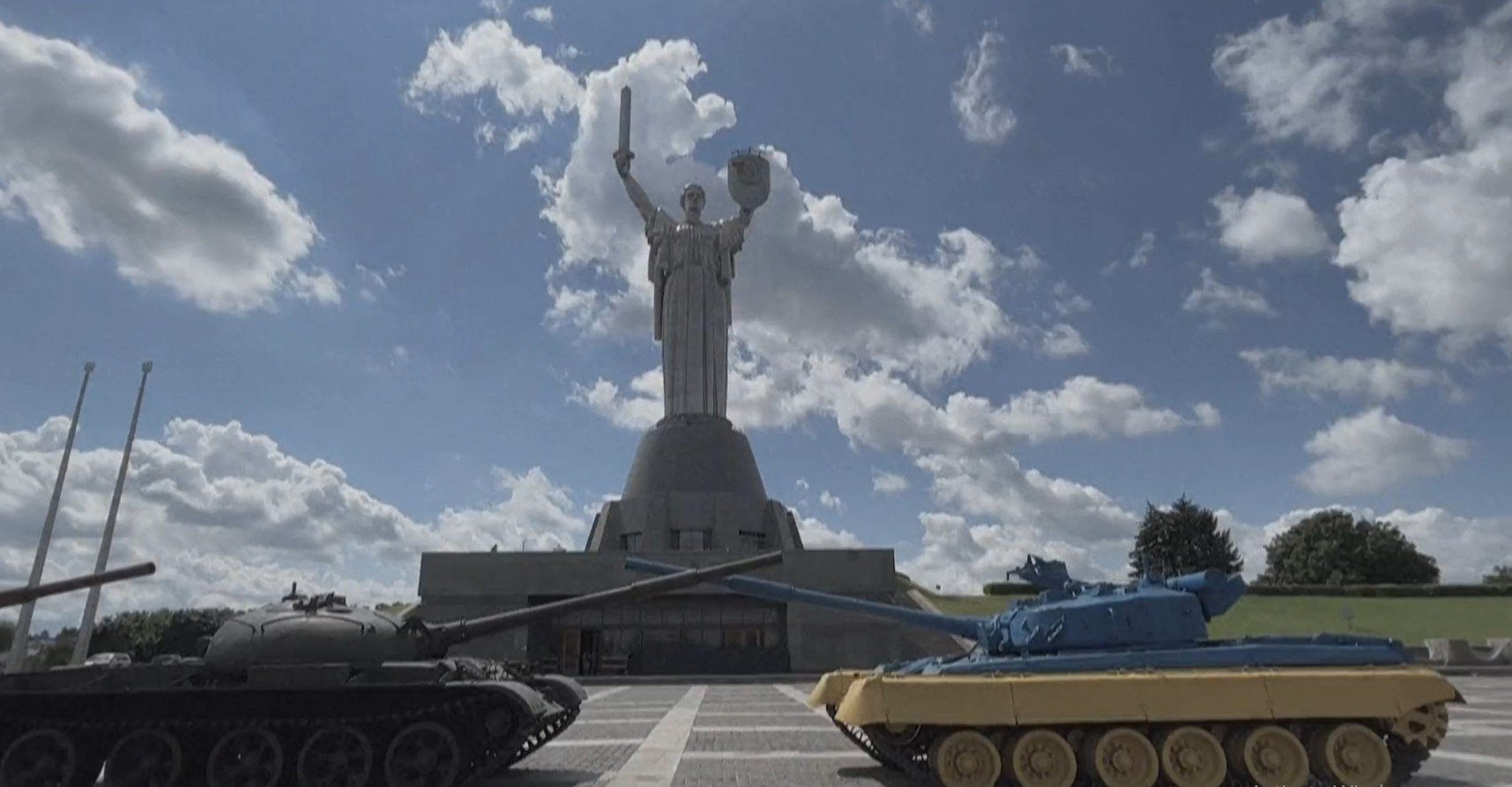  Ucrainenii înlocuiesc secera şi ciocanul Statuii Patriei a lui Brejnev cu tridentul, până la Ziua Naţională a Ucrainei