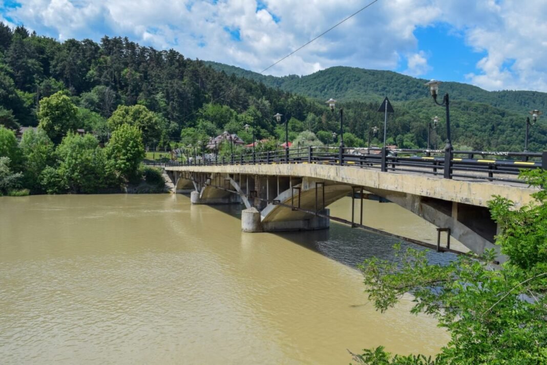  O femeie de 63 de ani s-a aruncat în Bistriţa de pe podul Căprioara din Piatra-Neamţ