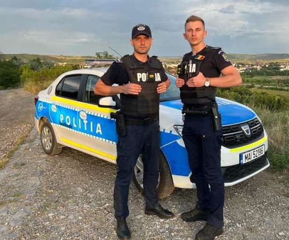  Mureş: Doi poliţişti din Luduş au salvat o tânăra care intenţiona să sară de pe un pod