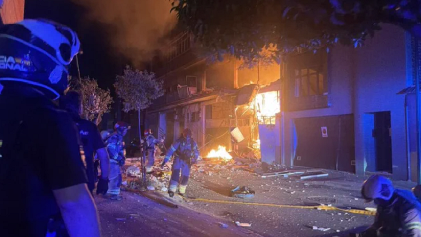  Explozie într-un bloc cu patru etaje: un mort şi 14 răniţi