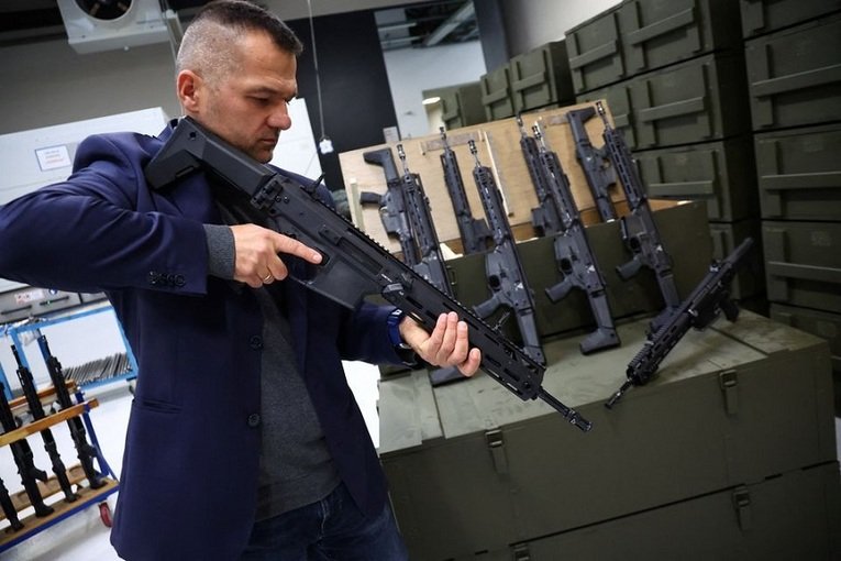  Analiză: Producătorii de arme din Europa Centrală caută soluţii pentru a face faţă cererii puternice declanşată de războiul din Ucraina