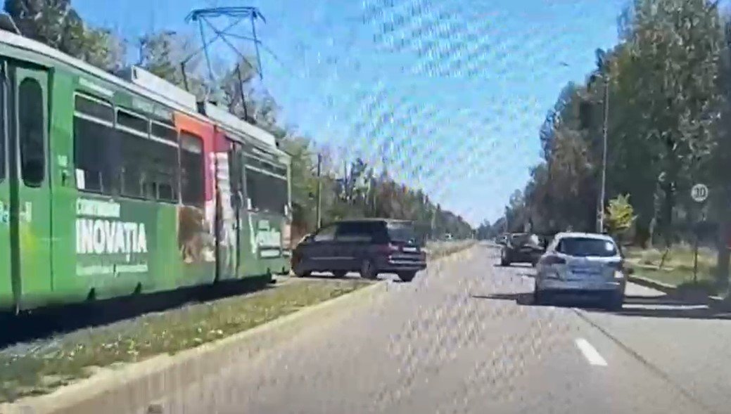  Un tramvai a lovit pe Calea Chișinăului un autoturism care a virat stânga fără ca şoferul să se asigure (VIDEO)