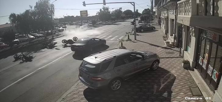 Accident cu două motociclete și o mașină. Patru tineri au ajuns la spital