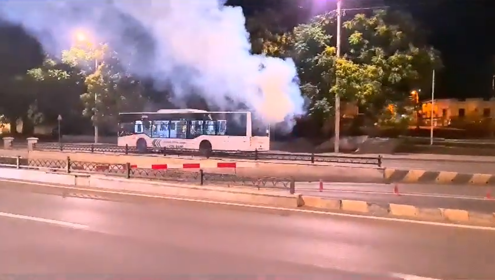  VIDEO Autobuz CTP învăluit în fum alb aseară, la Fundație