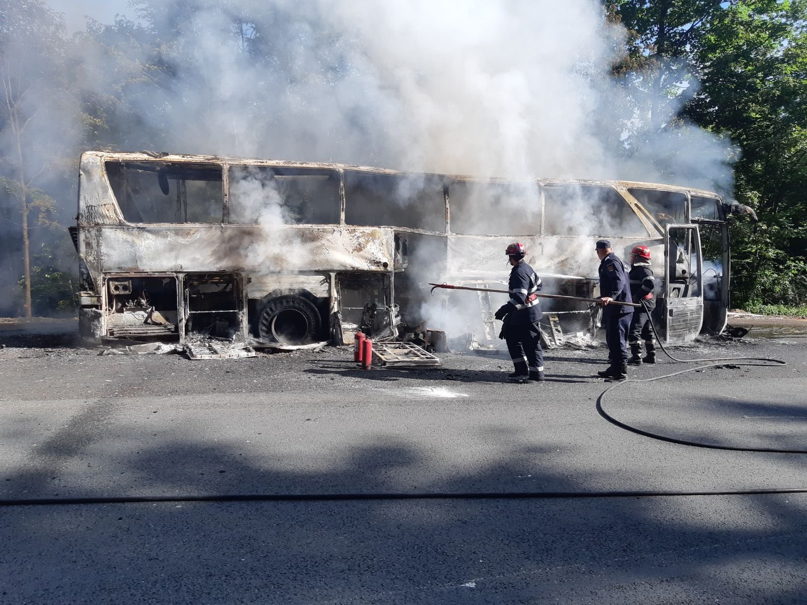  Un autocar în care se aflau 22 de pasageri a luat foc în mers
