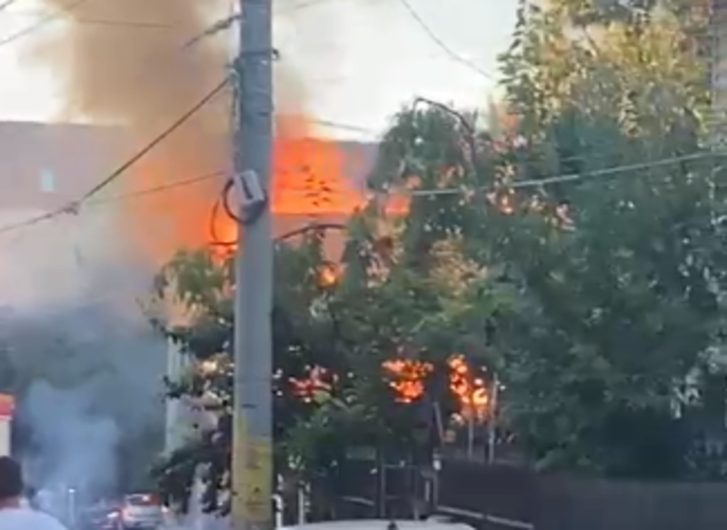  VIDEO Ieșenii de pe strada Miroslava, treziți dis de dimineață de pompieri. Flăcări uriașe la un garaj
