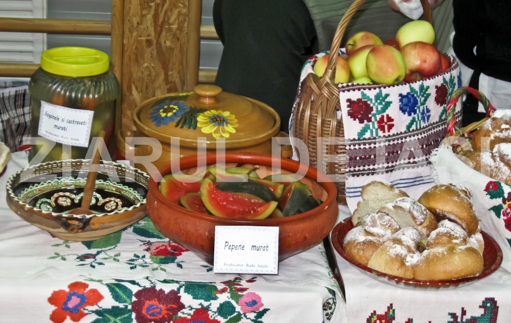  Târg de produse tradiţionale în Aroneanu (GALERIE FOTO)