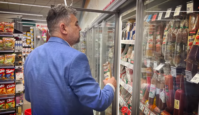  VIDEO Ciolacu s-a pozat cu salamul din magazin. Premierul, în campanie de imagine cu scăderea prețurilor la alimente
