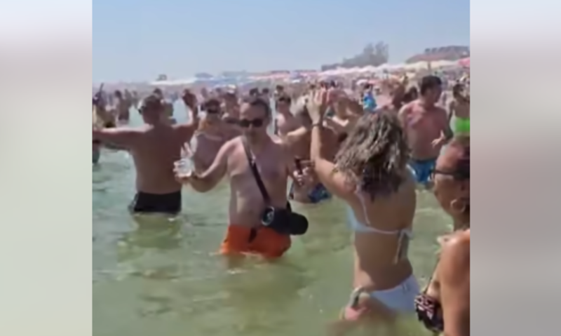  VIDEO Prostul gust, dus la maxim pe litoralul românesc. Un turist a intrat în mare cu boxe pe ritmuri de manele