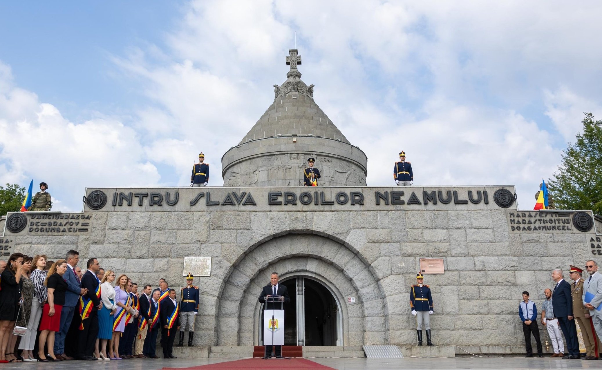  Patriotul Ciolacu a uitat de centenarul Mausoleului de la Mărășești. Amnezie și la Guvern, și la PSD