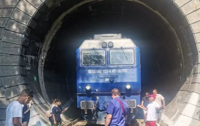  Trenul Iași-București, cel blocat peste o oră în tunelul Bârnova, urmărit de ghinion până la destinație. A mai avut parte de un blocaj